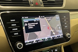 valkoinen Skoda Superb 2017 kuva 22.