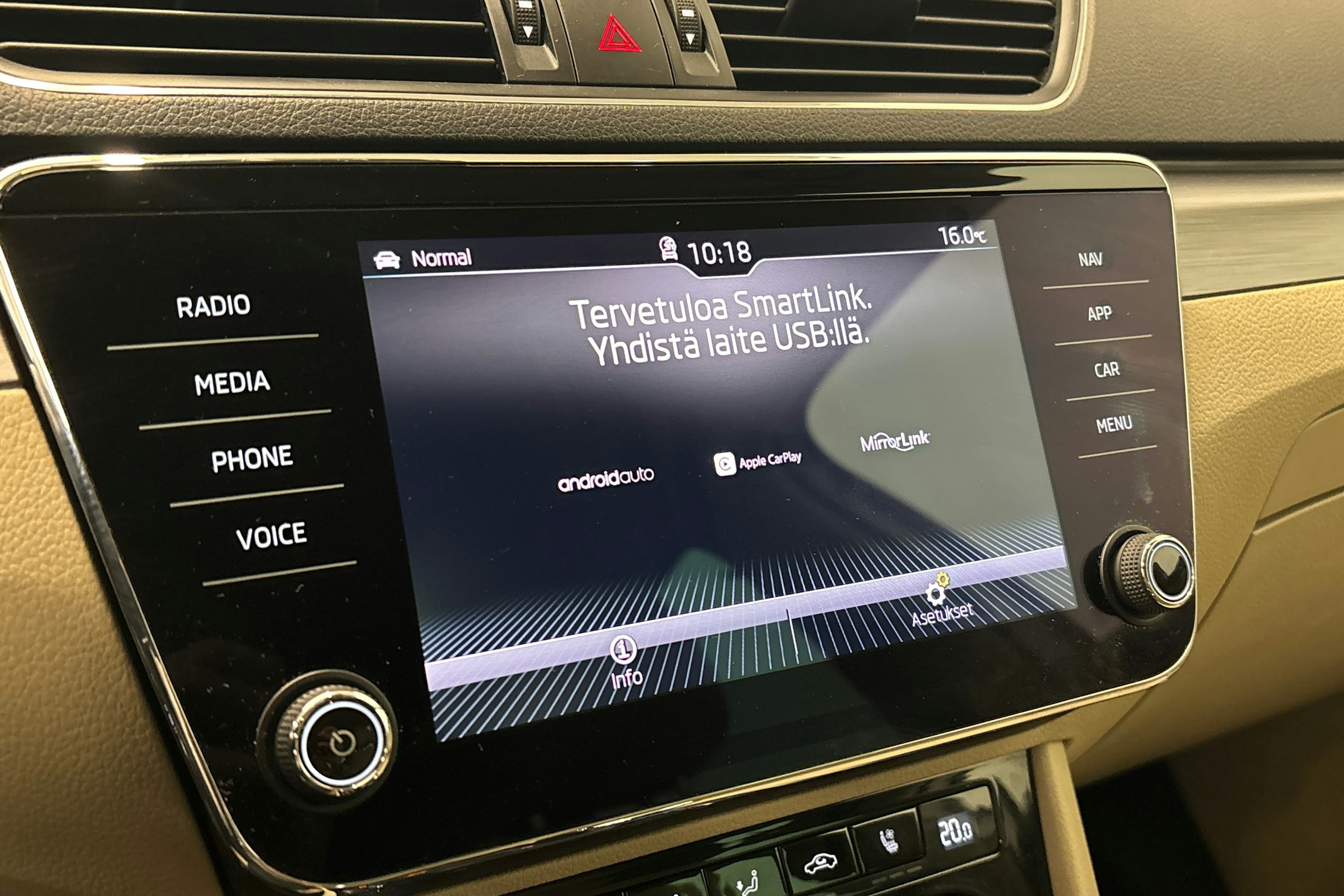 valkoinen Skoda Superb 2017 kuva 23.