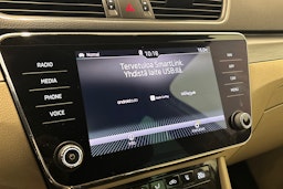 valkoinen Skoda Superb 2017 kuva 23.