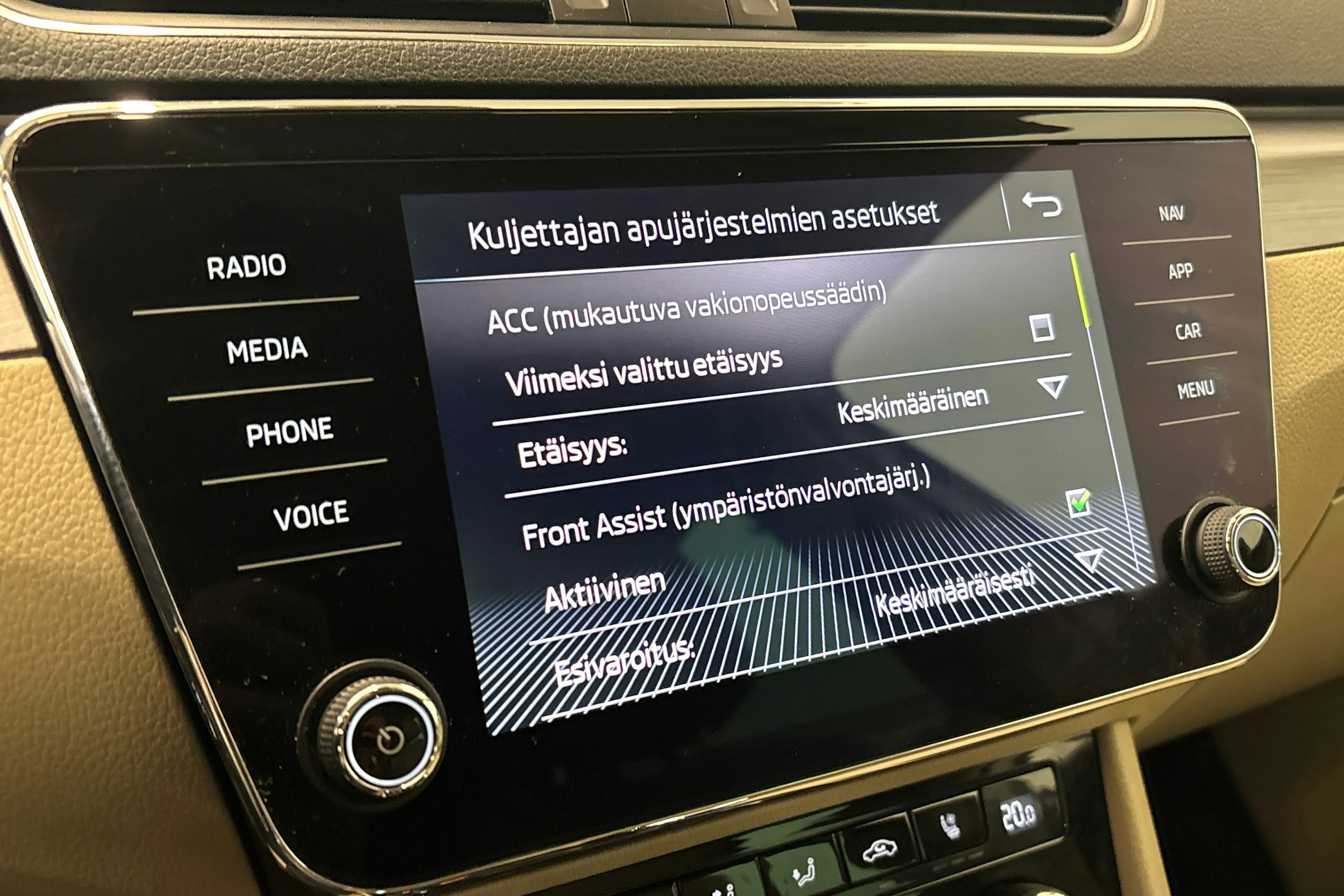 valkoinen Skoda Superb 2017 kuva 24.