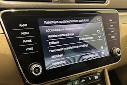 valkoinen Skoda Superb 2017 kuva 24.