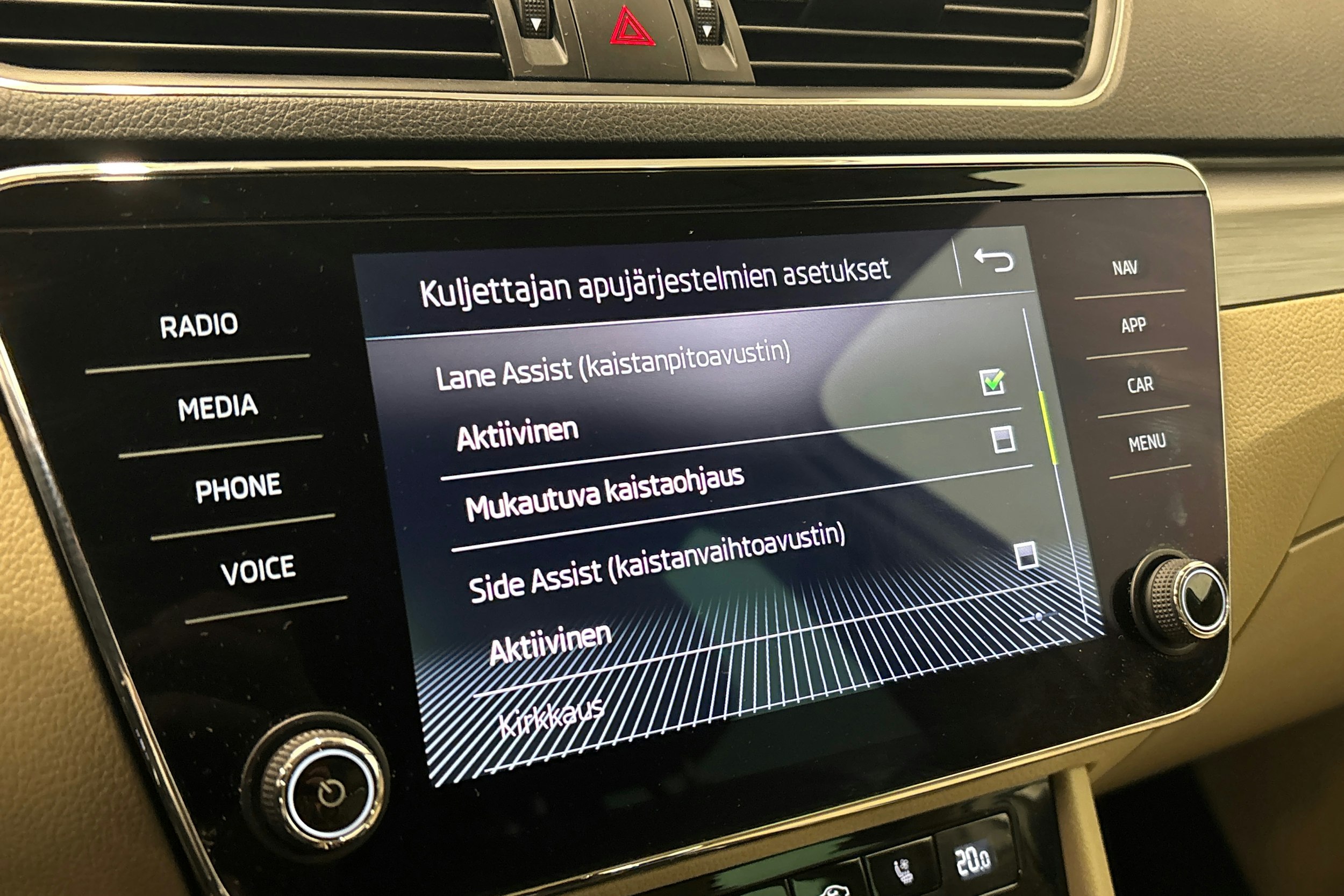 valkoinen Skoda Superb 2017 kuva 25.