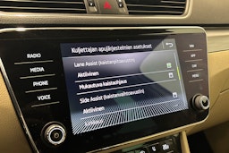 valkoinen Skoda Superb 2017 kuva 25.