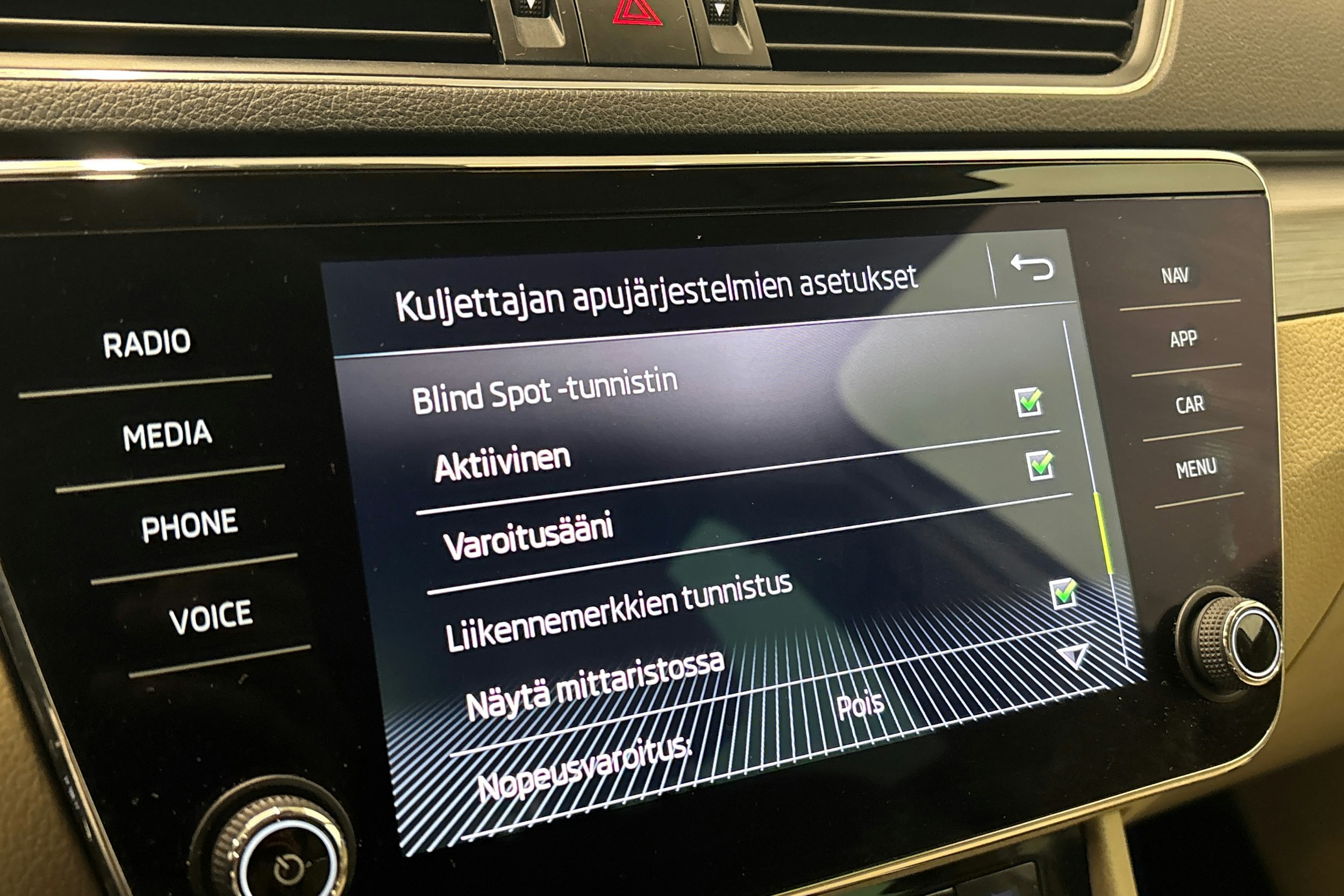 valkoinen Skoda Superb 2017 kuva 26.
