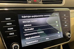 valkoinen Skoda Superb 2017 kuva 26.