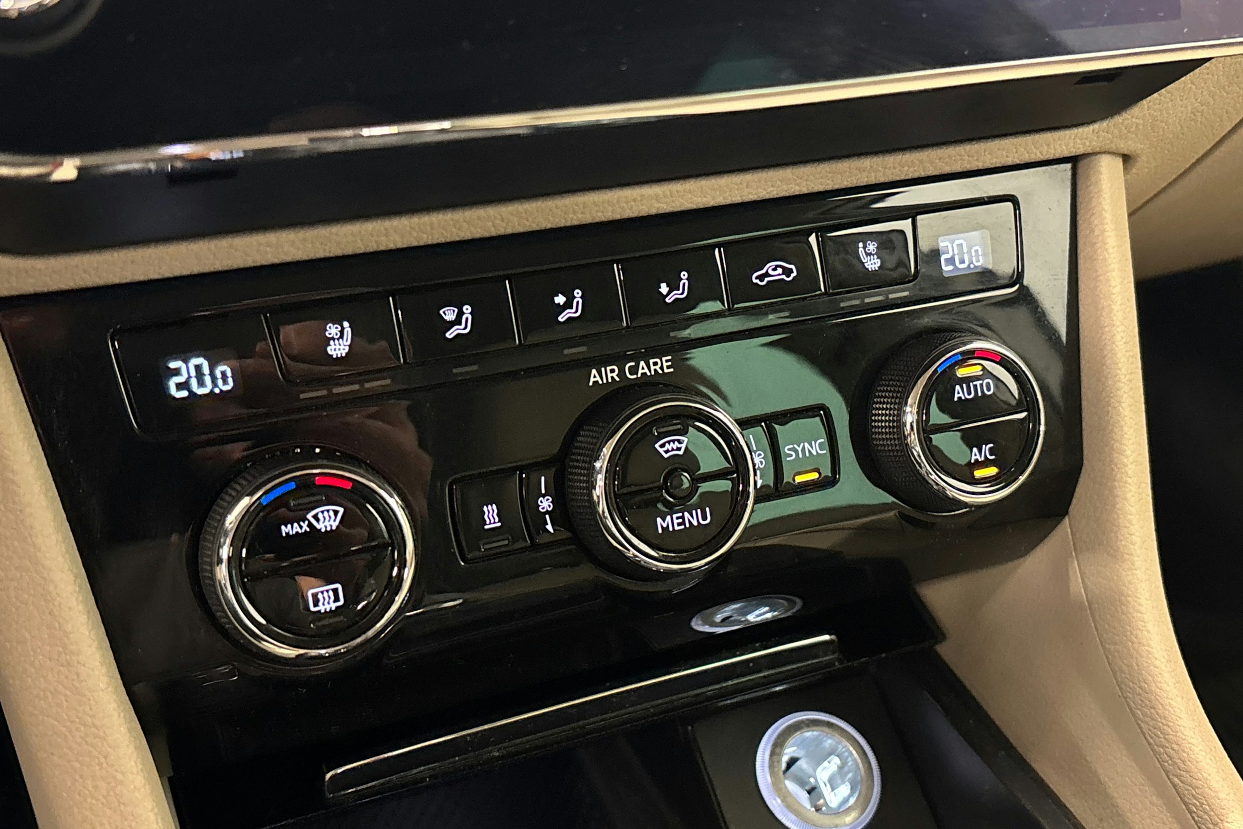 valkoinen Skoda Superb 2017 kuva 28.