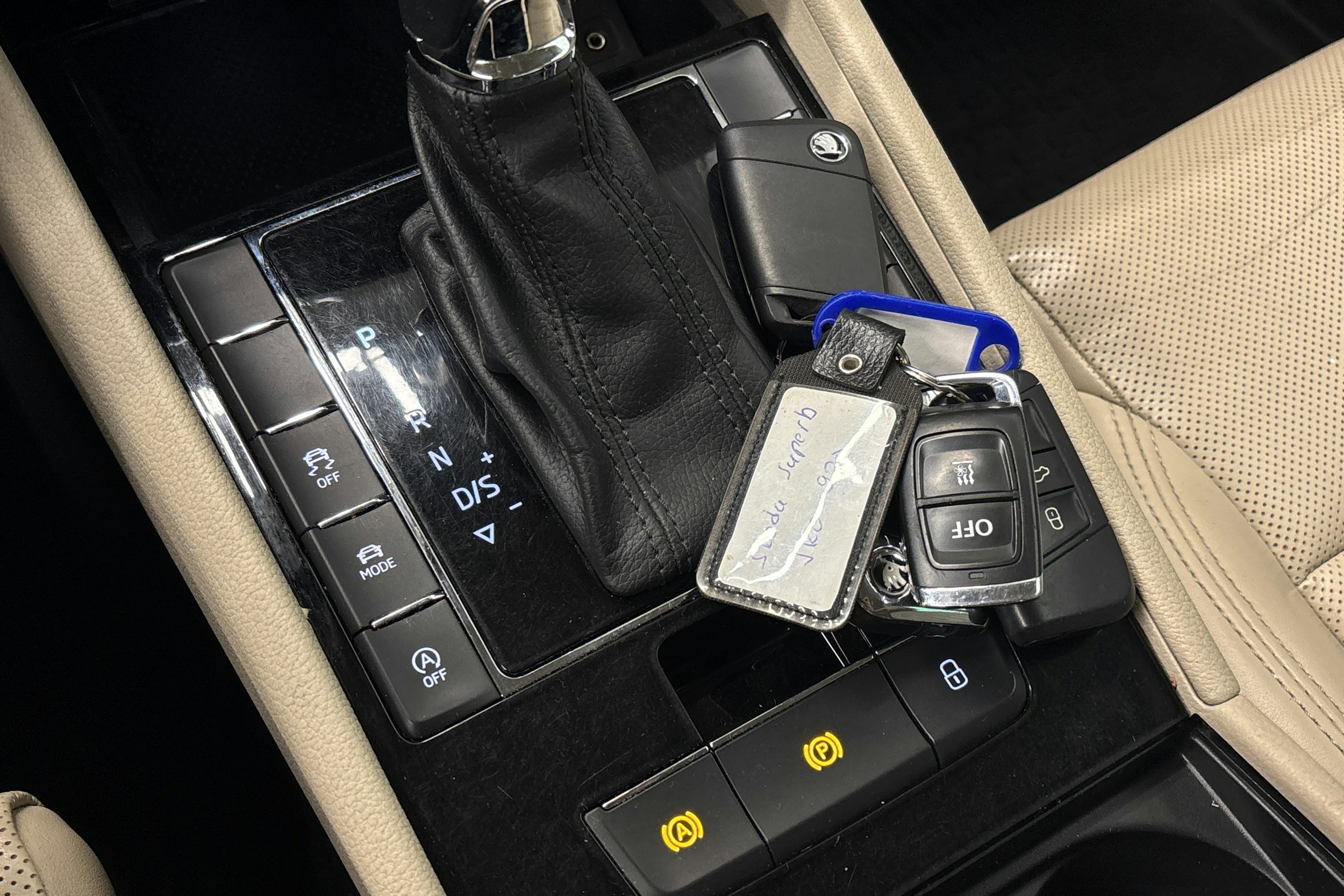 valkoinen Skoda Superb 2017 kuva 29.