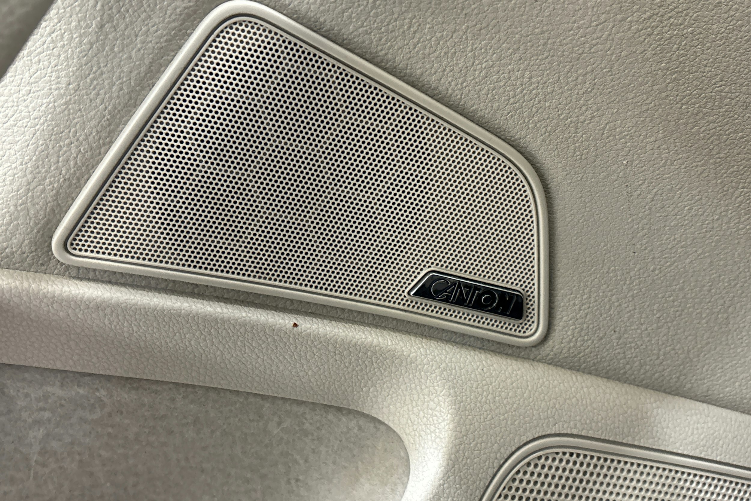 valkoinen Skoda Superb 2017 kuva 32.