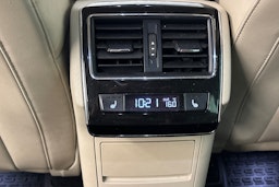 valkoinen Skoda Superb 2017 kuva 37.