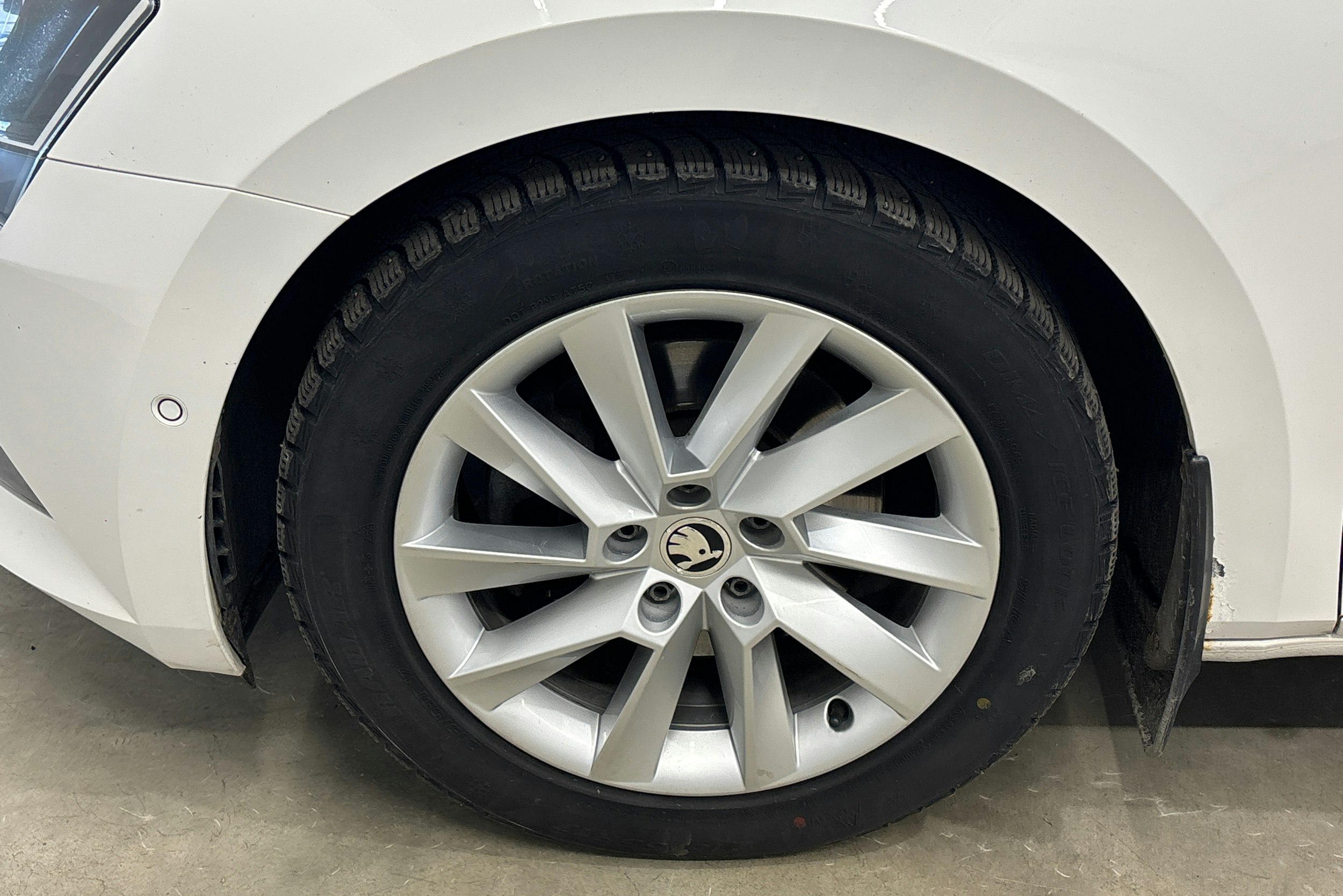 valkoinen Skoda Superb 2017 kuva 42.