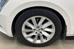 valkoinen Skoda Superb 2017 kuva 42.