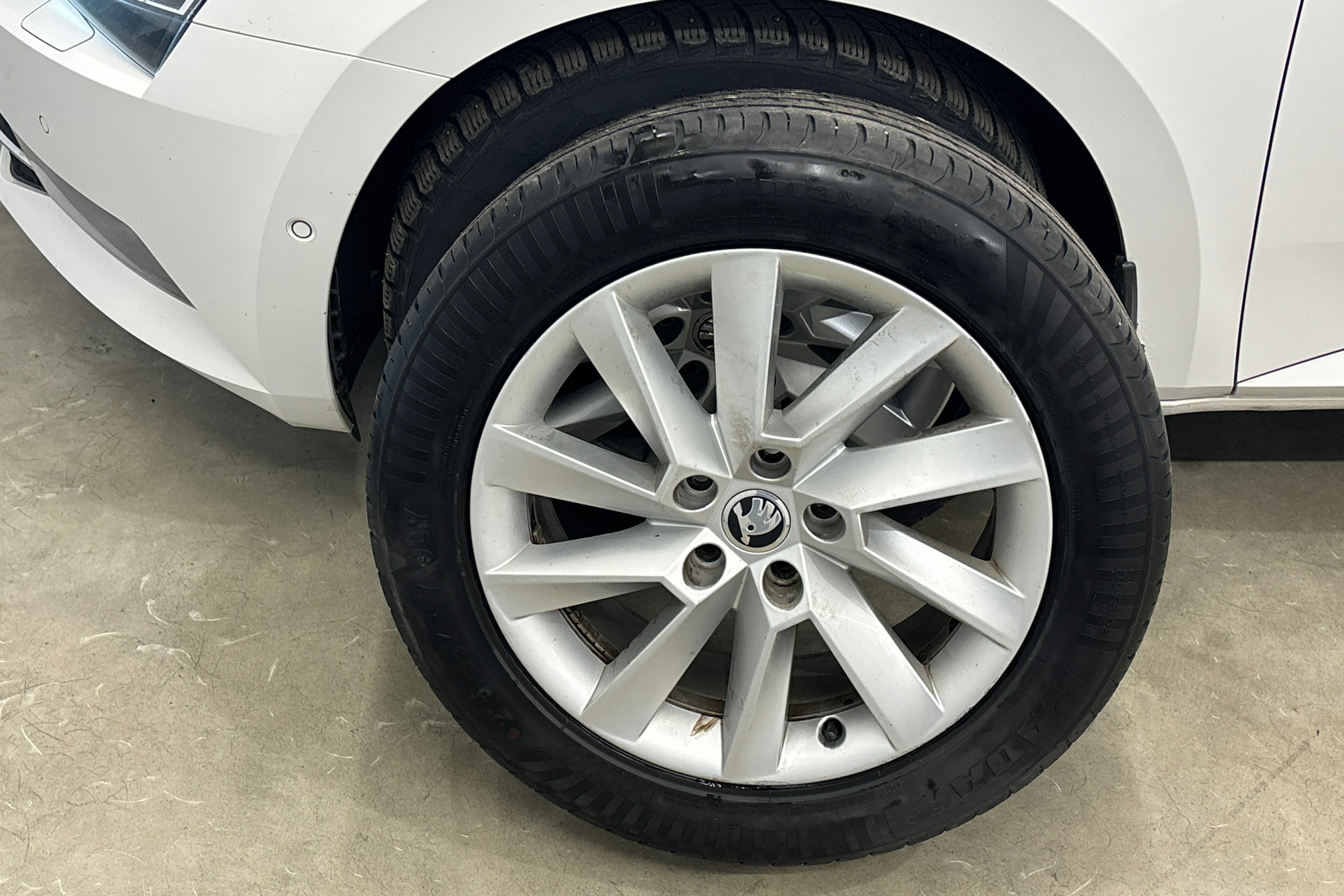 valkoinen Skoda Superb 2017 kuva 43.