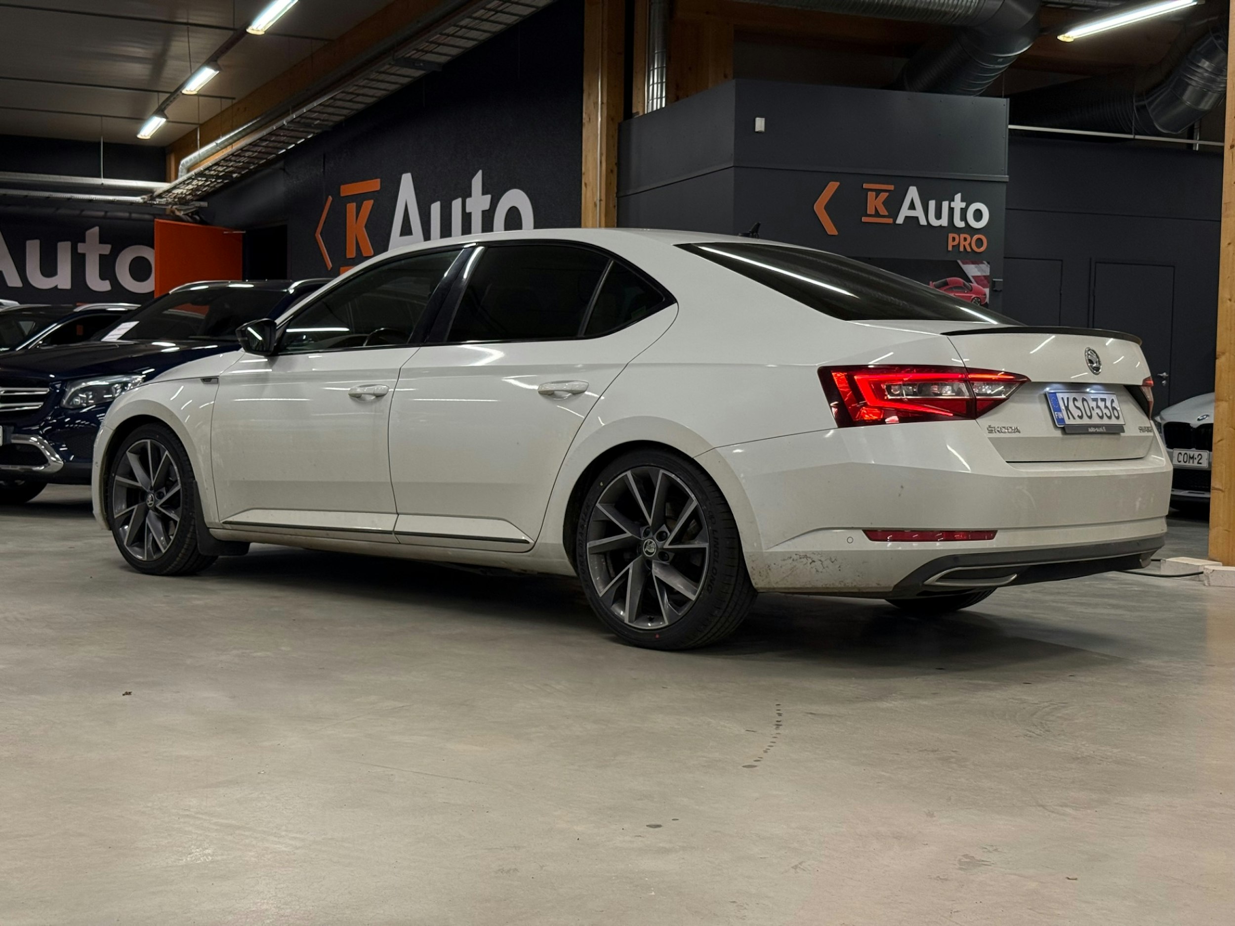 valkoinen Skoda Superb 2017 kuva 2.