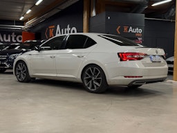 valkoinen Skoda Superb 2017 kuva 2.