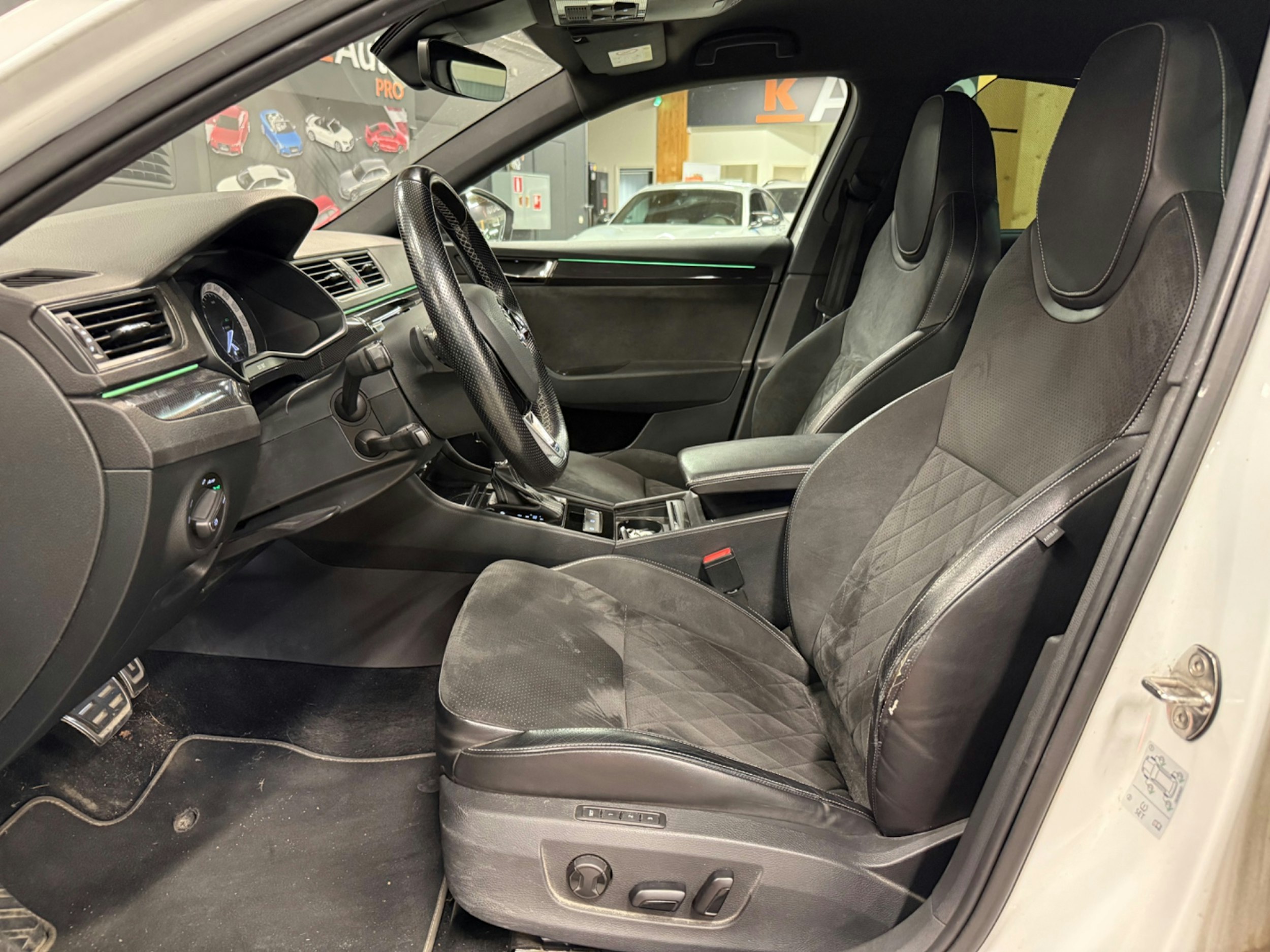 valkoinen Skoda Superb 2017 kuva 3.