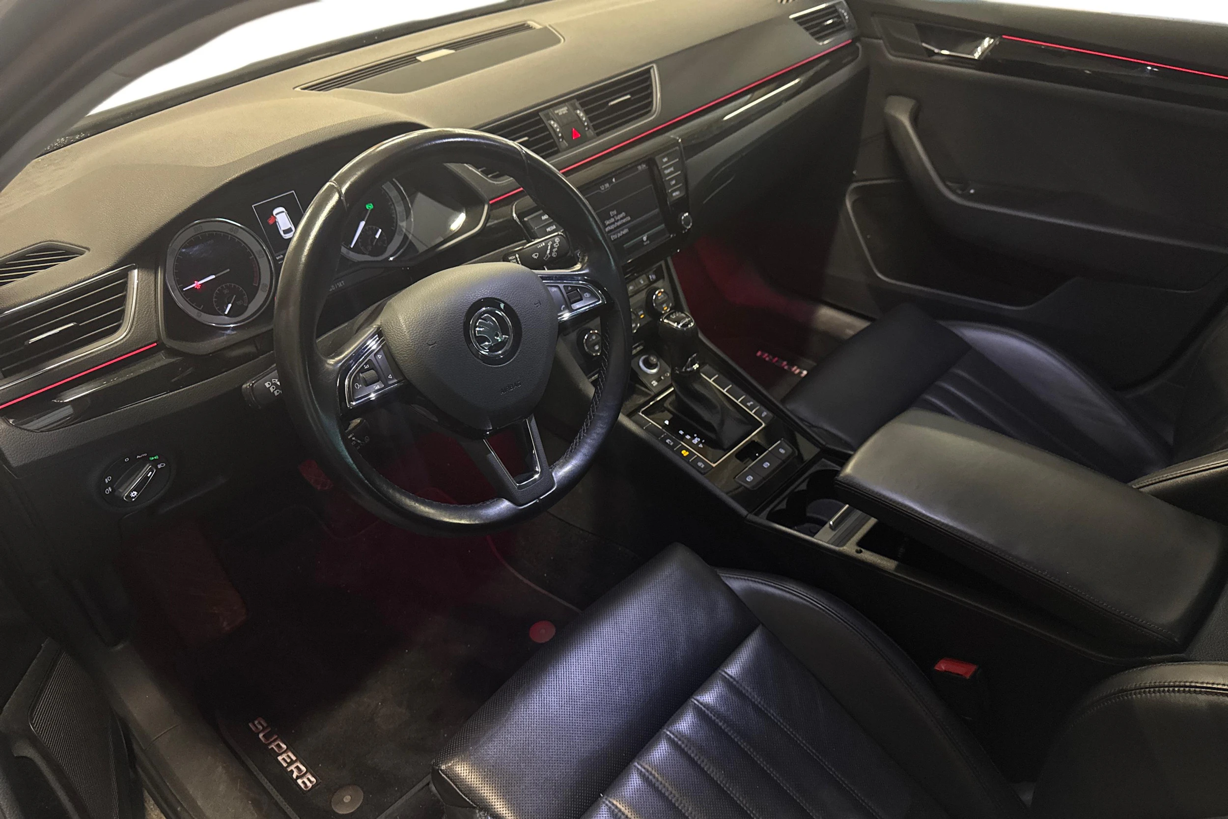 harmaa Skoda Superb 2017 kuva 3.