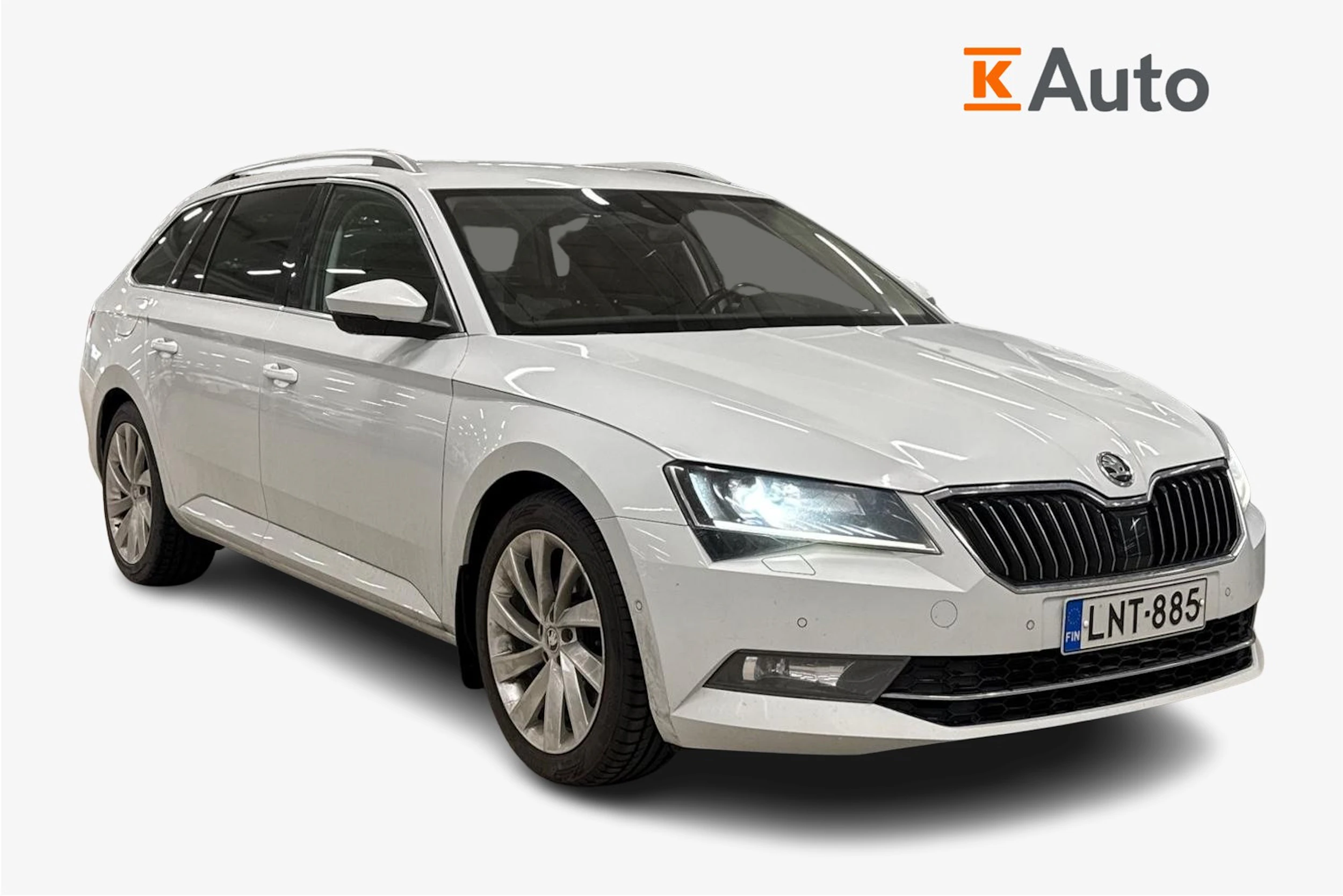 valkoinen Skoda Superb 2017 kuva 1.