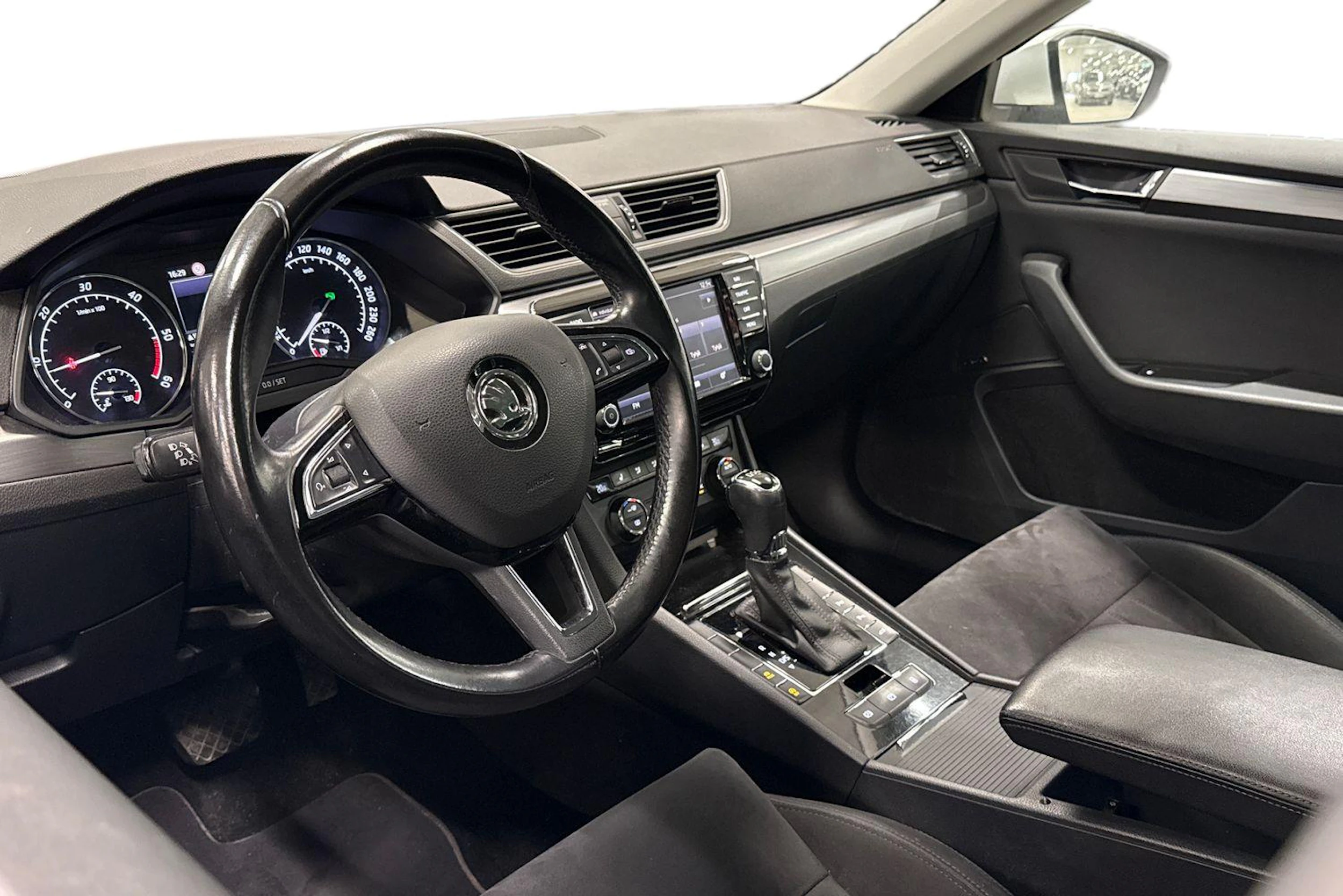 valkoinen Skoda Superb 2017 kuva 3.