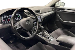 valkoinen Skoda Superb 2017 kuva 3.