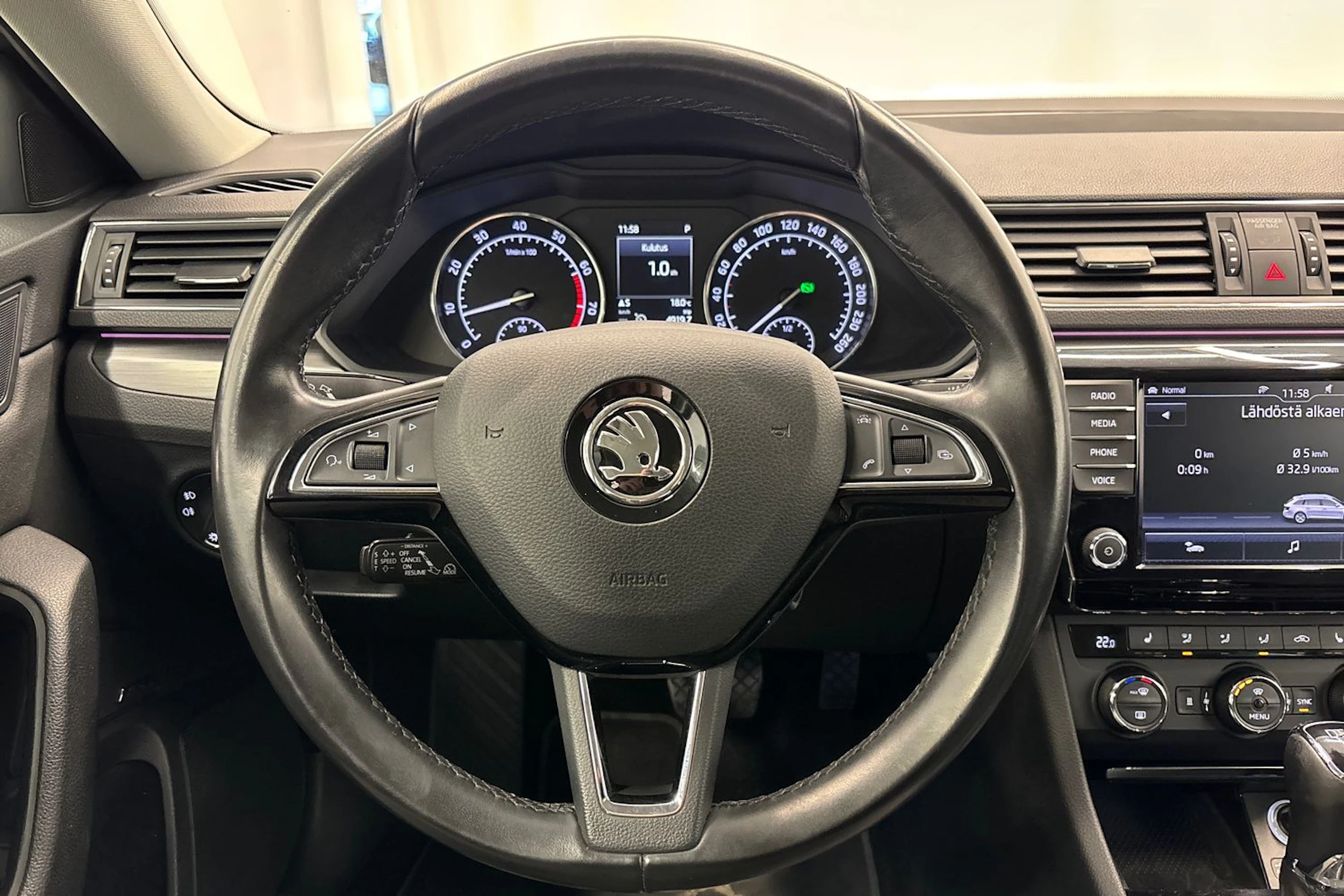 ruskea (beige) Skoda Superb 2017 kuva 11.