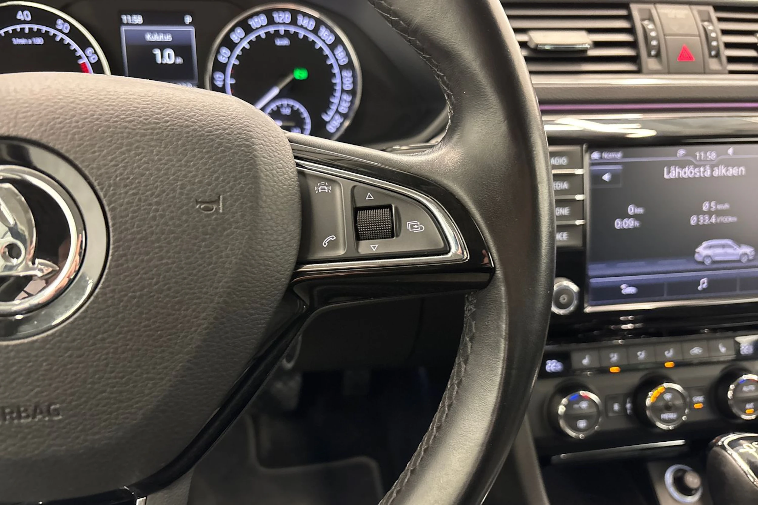 ruskea (beige) Skoda Superb 2017 kuva 13.