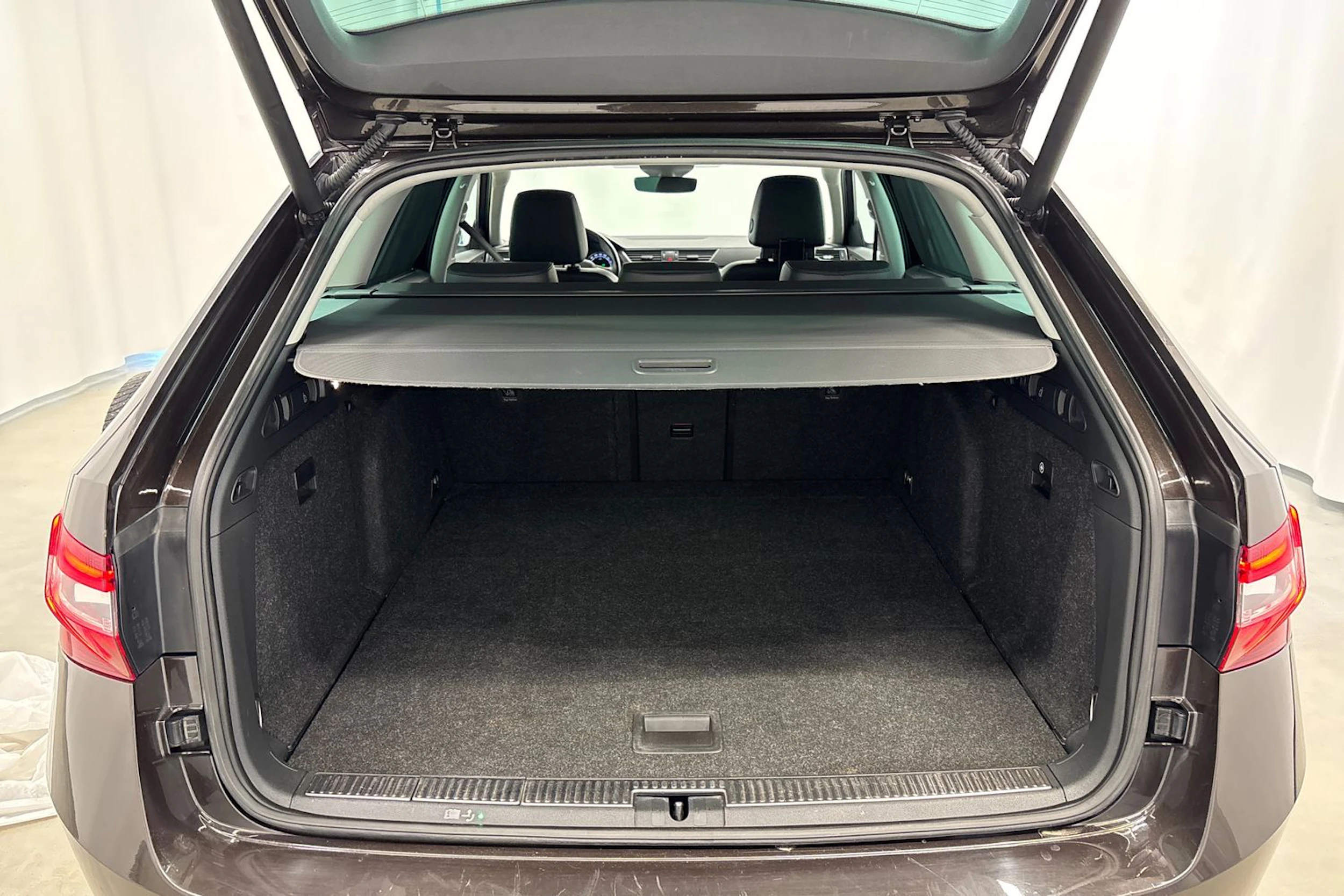 ruskea (beige) Skoda Superb 2017 kuva 36.