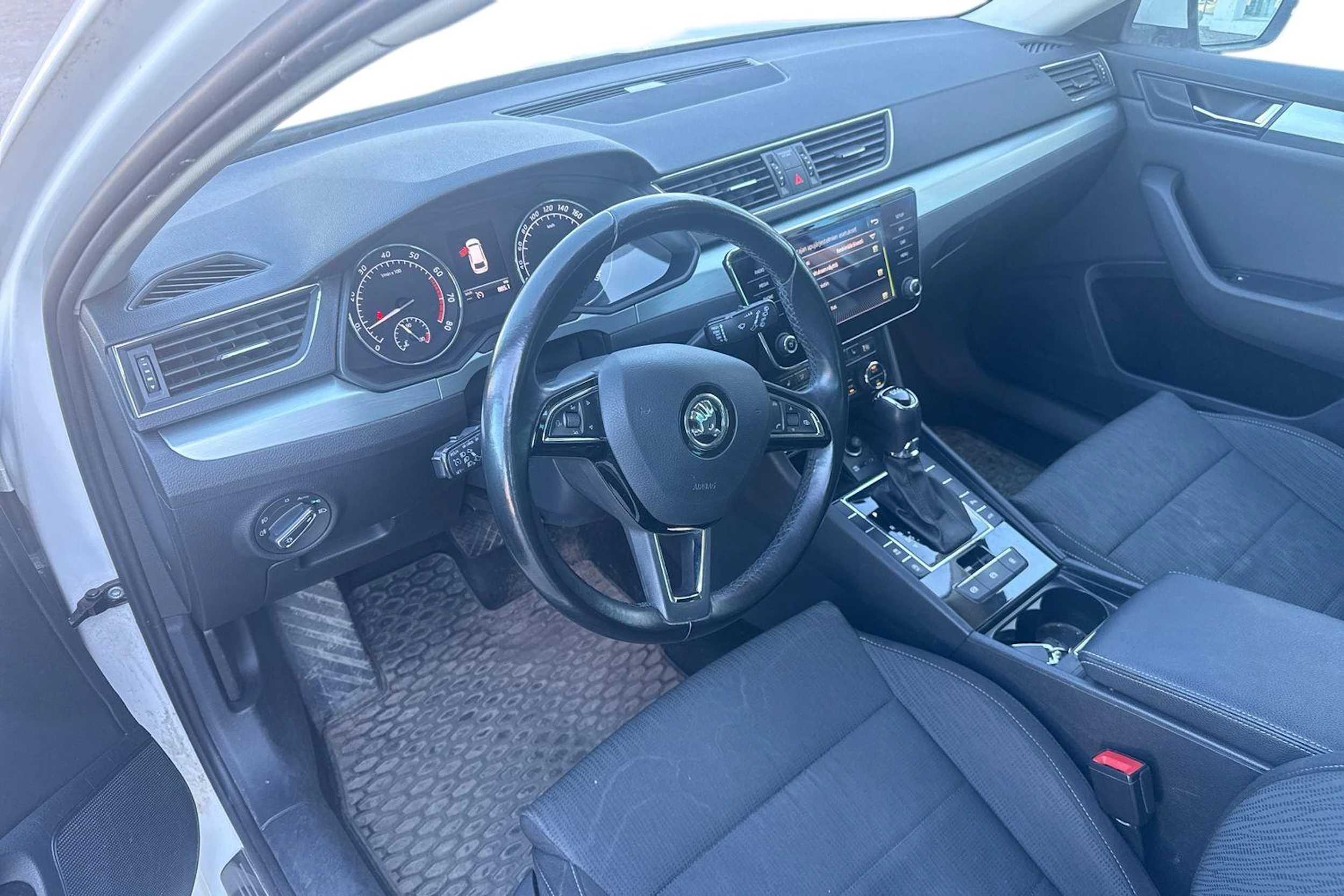 valkoinen Skoda Superb 2017 kuva 3.