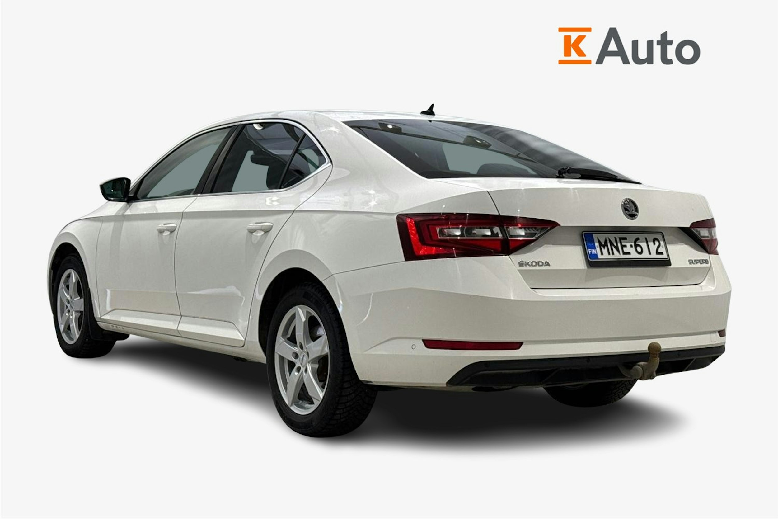 valkoinen Skoda Superb 2017 kuva 2.