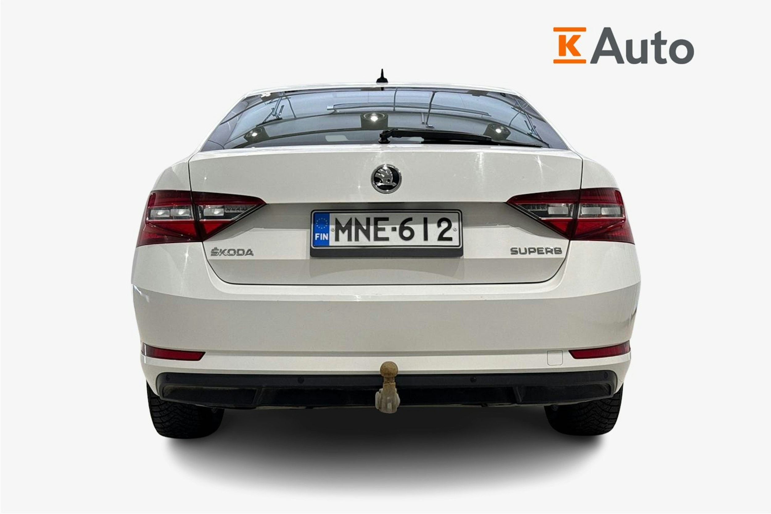 valkoinen Skoda Superb 2017 kuva 3.