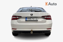 valkoinen Skoda Superb 2017 kuva 3.