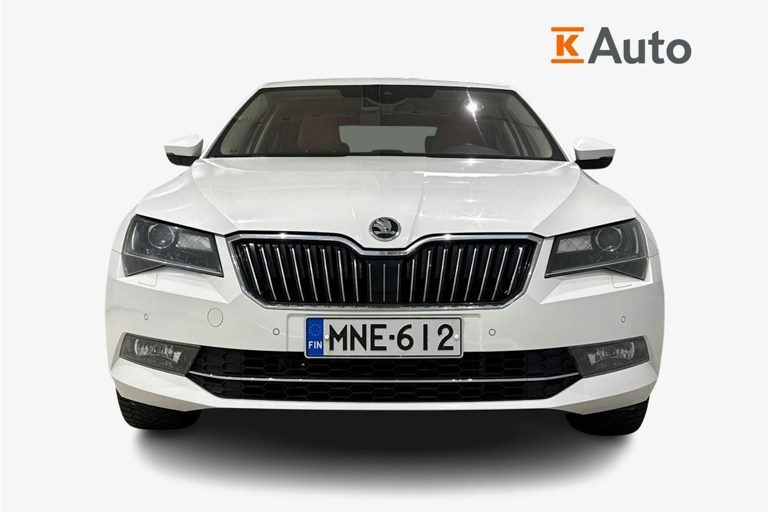 valkoinen Skoda Superb 2017 kuva 5.