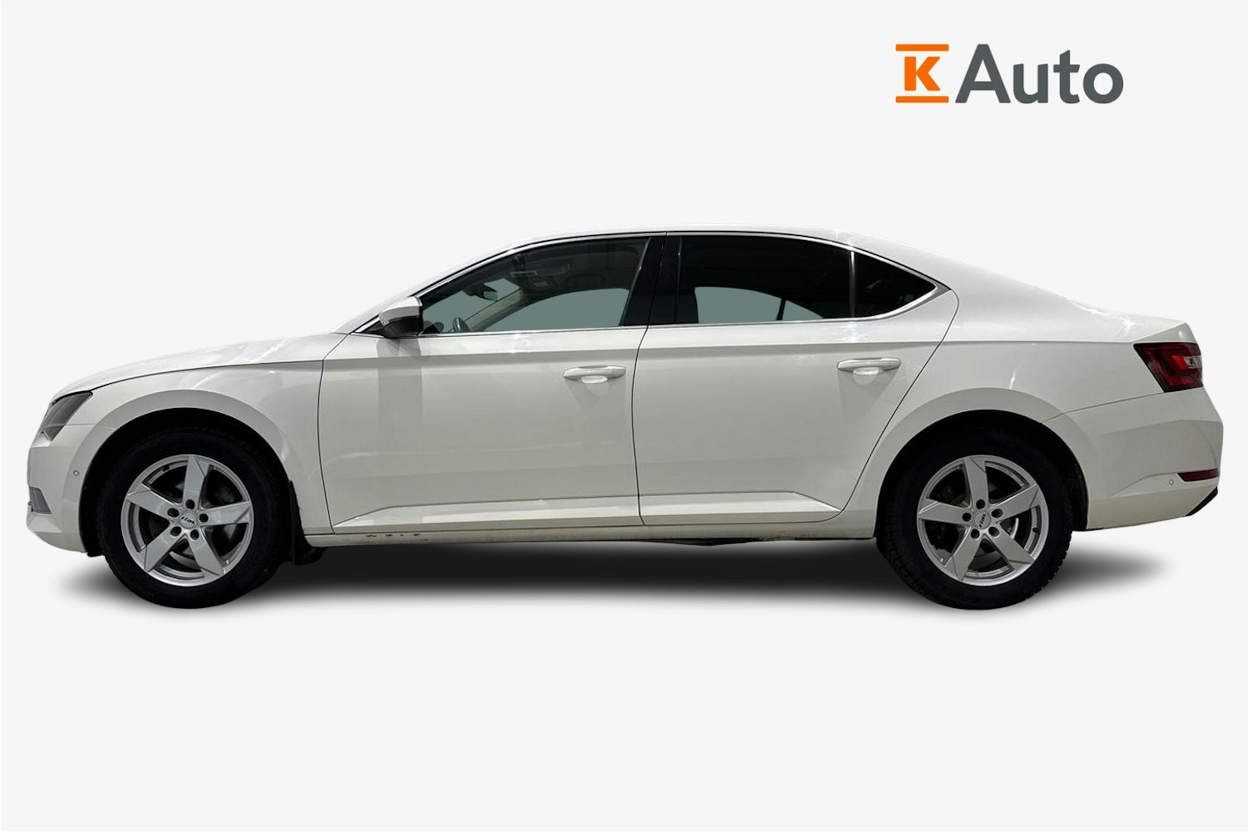 valkoinen Skoda Superb 2017 kuva 6.
