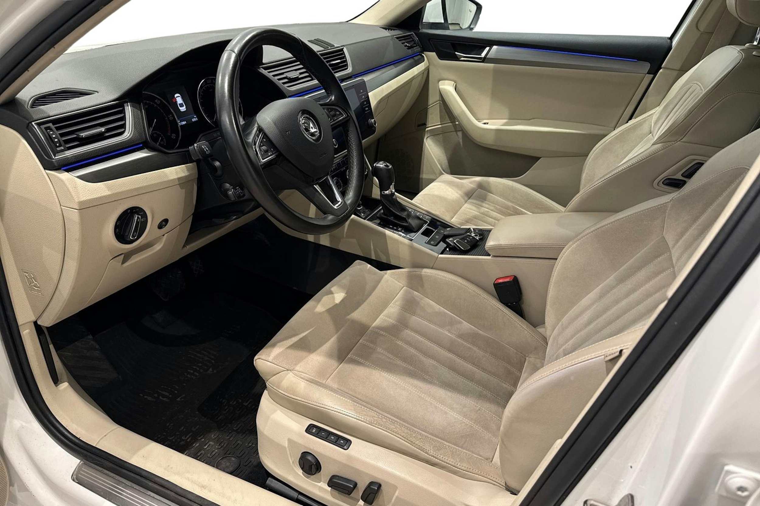 valkoinen Skoda Superb 2017 kuva 7.