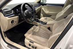 valkoinen Skoda Superb 2017 kuva 7.