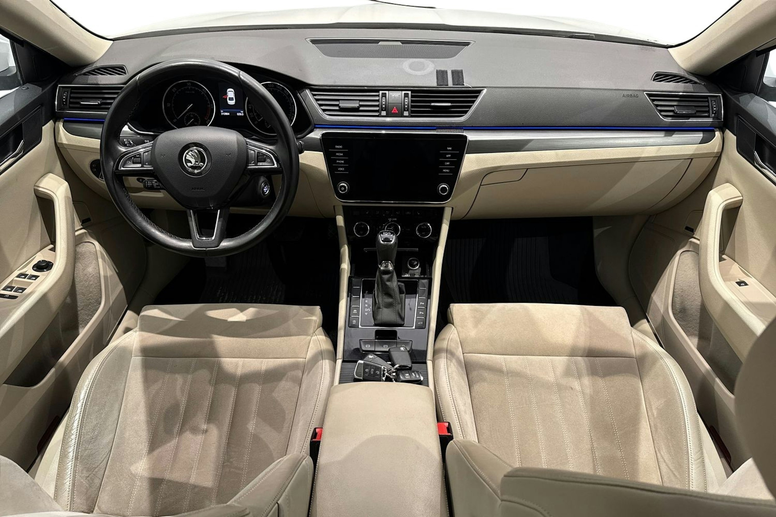 valkoinen Skoda Superb 2017 kuva 9.