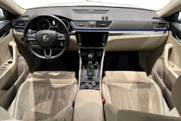 valkoinen Skoda Superb 2017 kuva 9.
