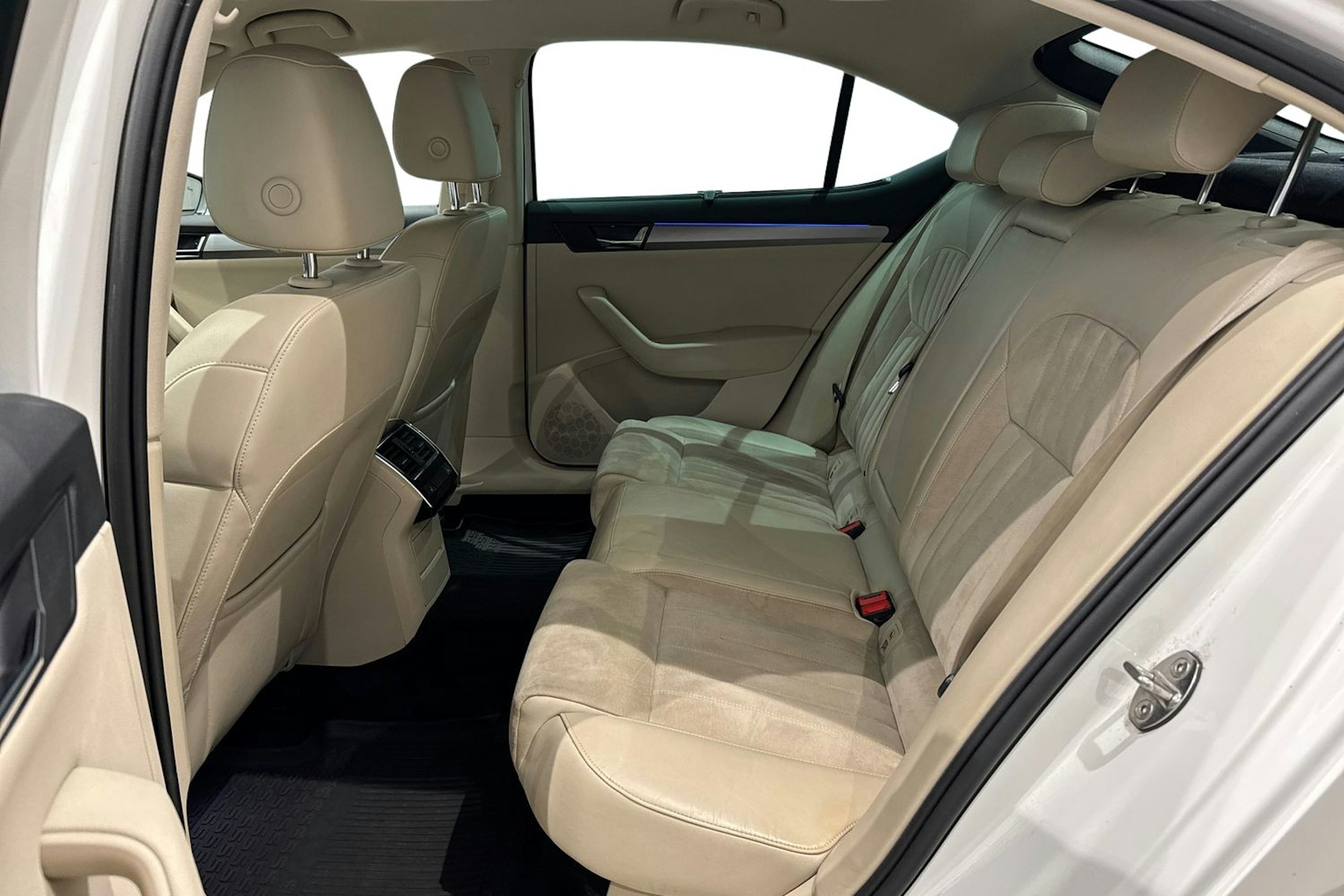 valkoinen Skoda Superb 2017 kuva 10.