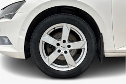 valkoinen Skoda Superb 2017 kuva 11.