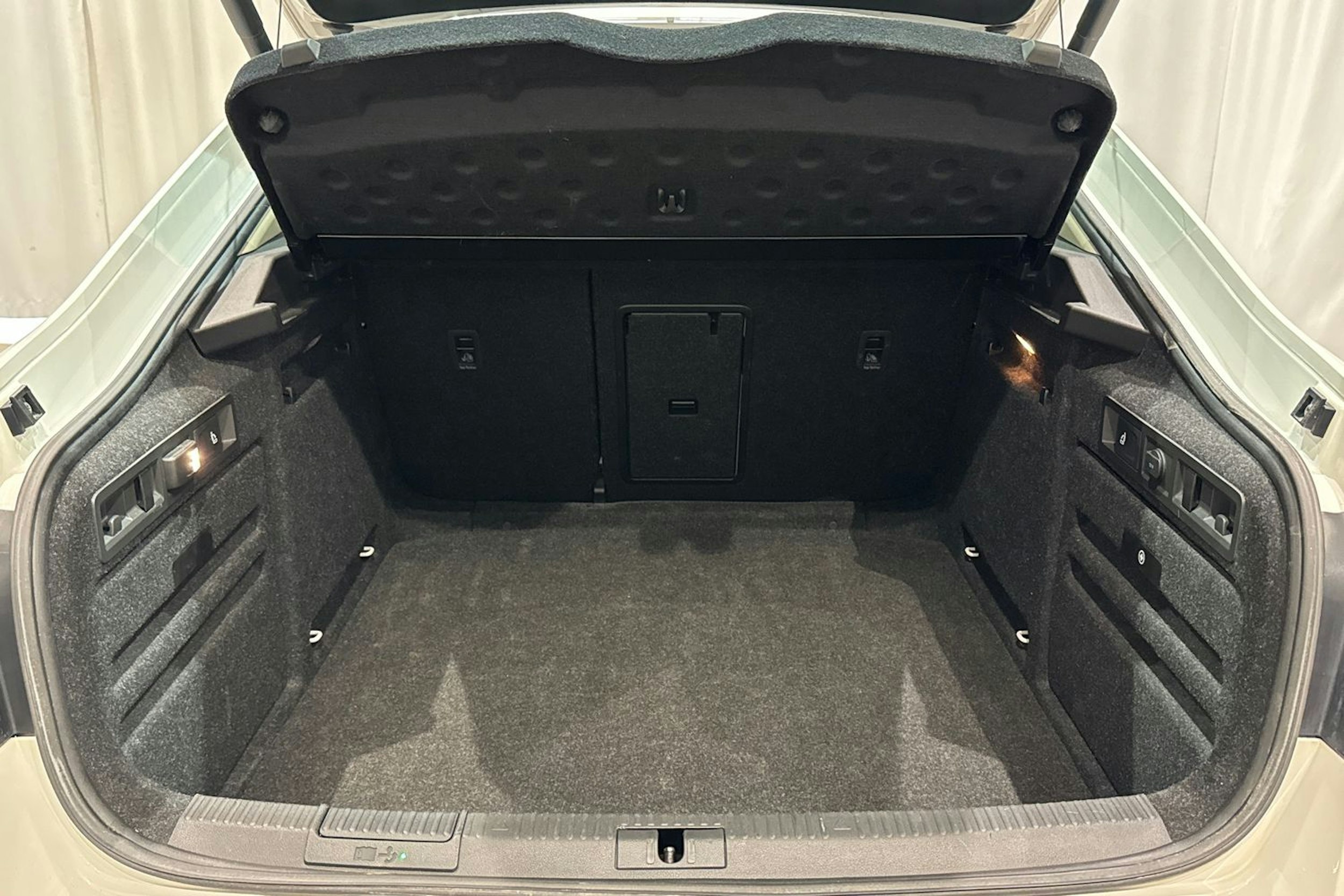 valkoinen Skoda Superb 2017 kuva 14.