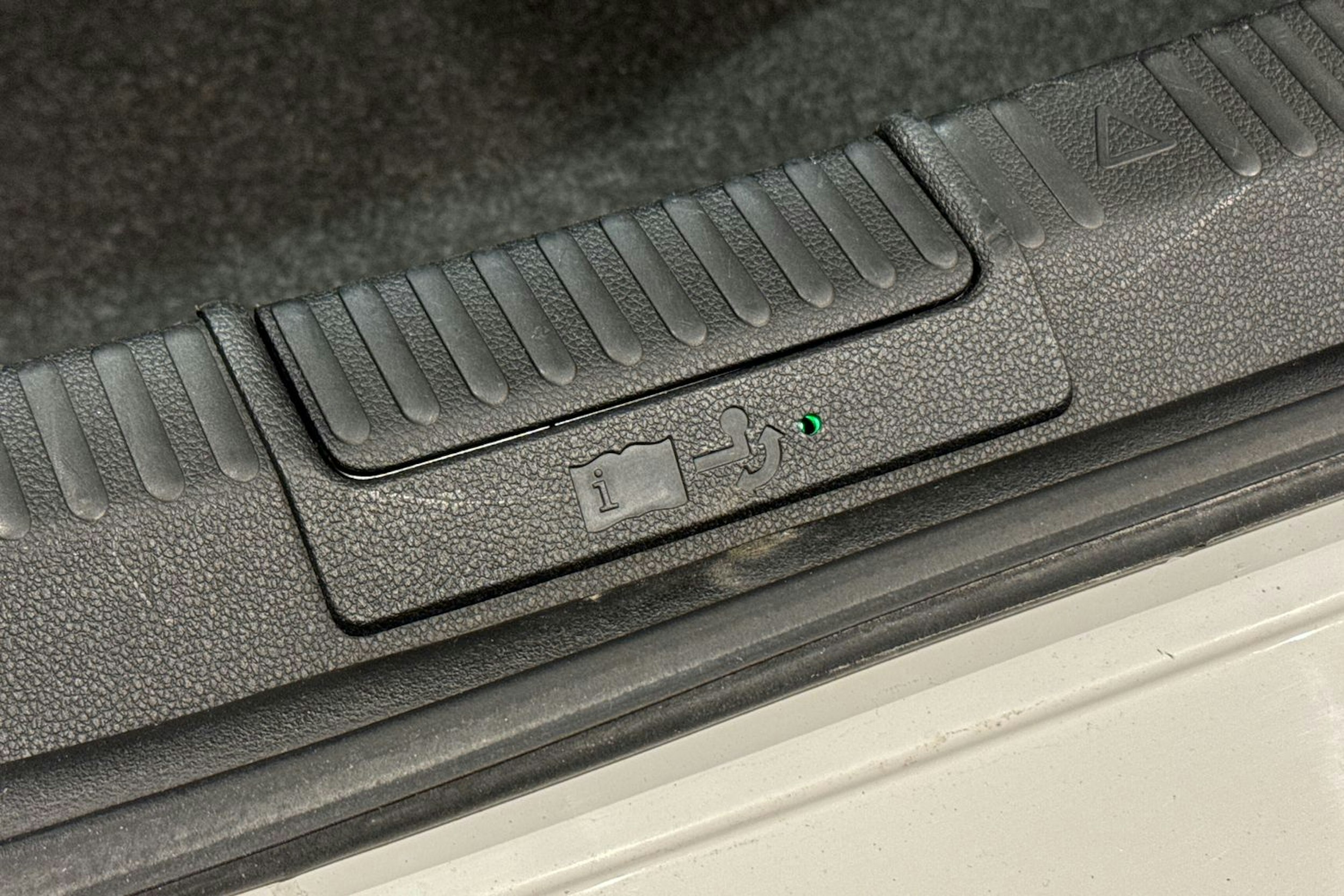 valkoinen Skoda Superb 2017 kuva 15.