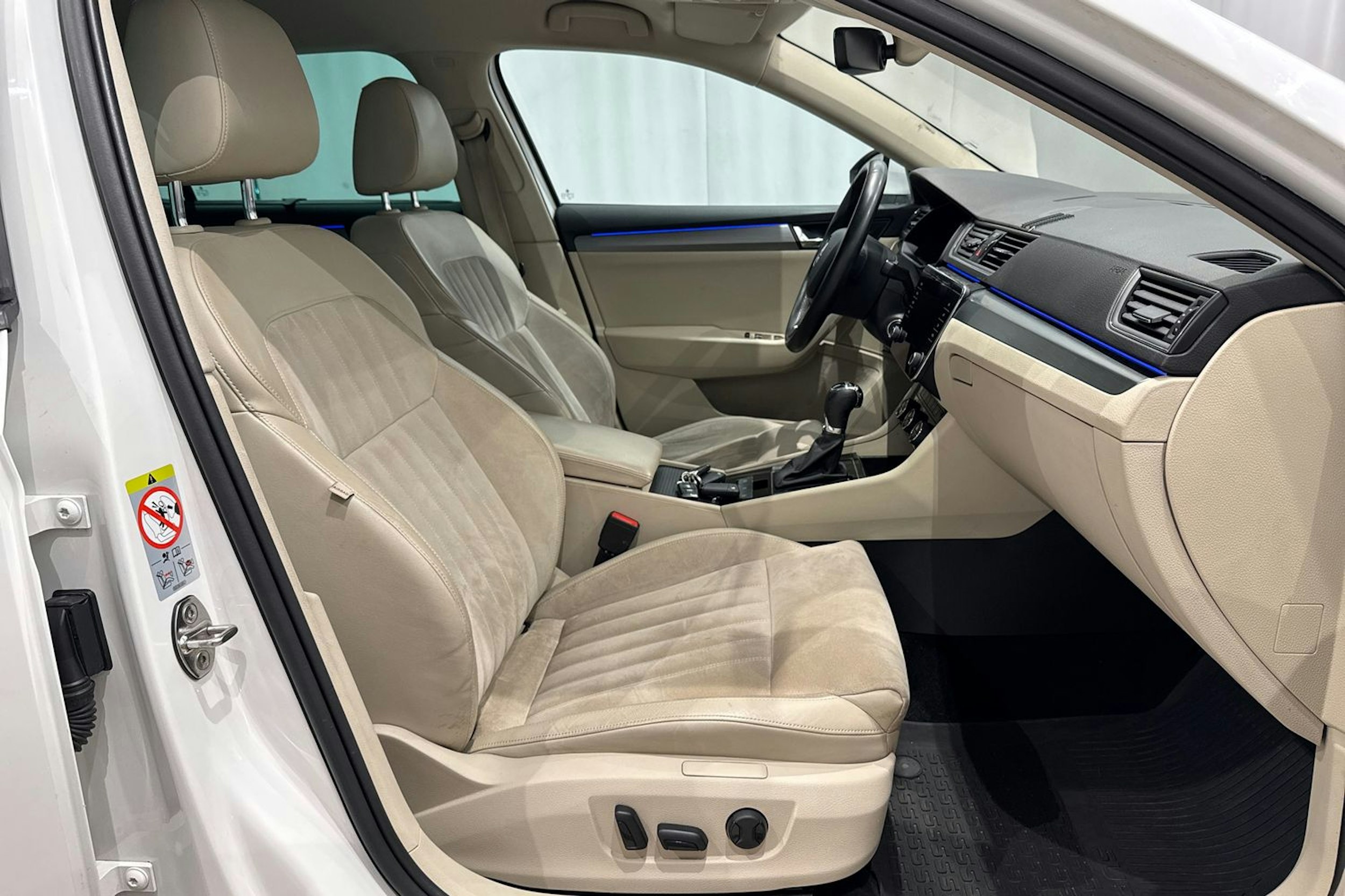 valkoinen Skoda Superb 2017 kuva 16.