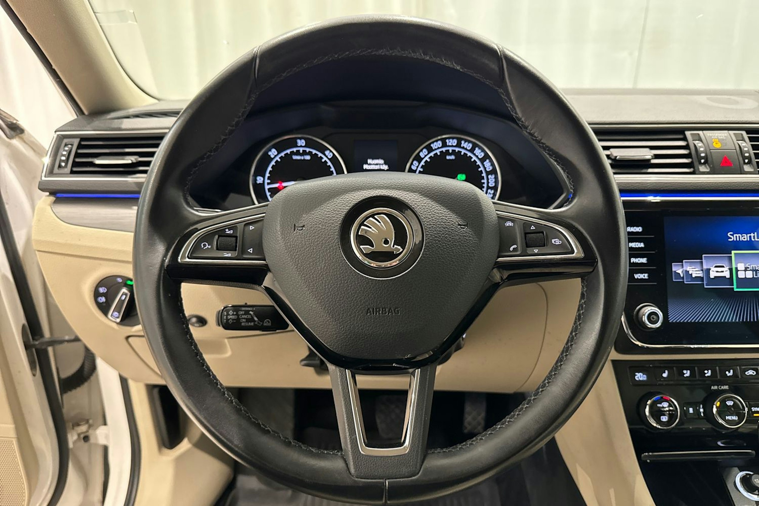 valkoinen Skoda Superb 2017 kuva 17.