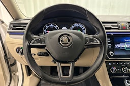 valkoinen Skoda Superb 2017 kuva 17.
