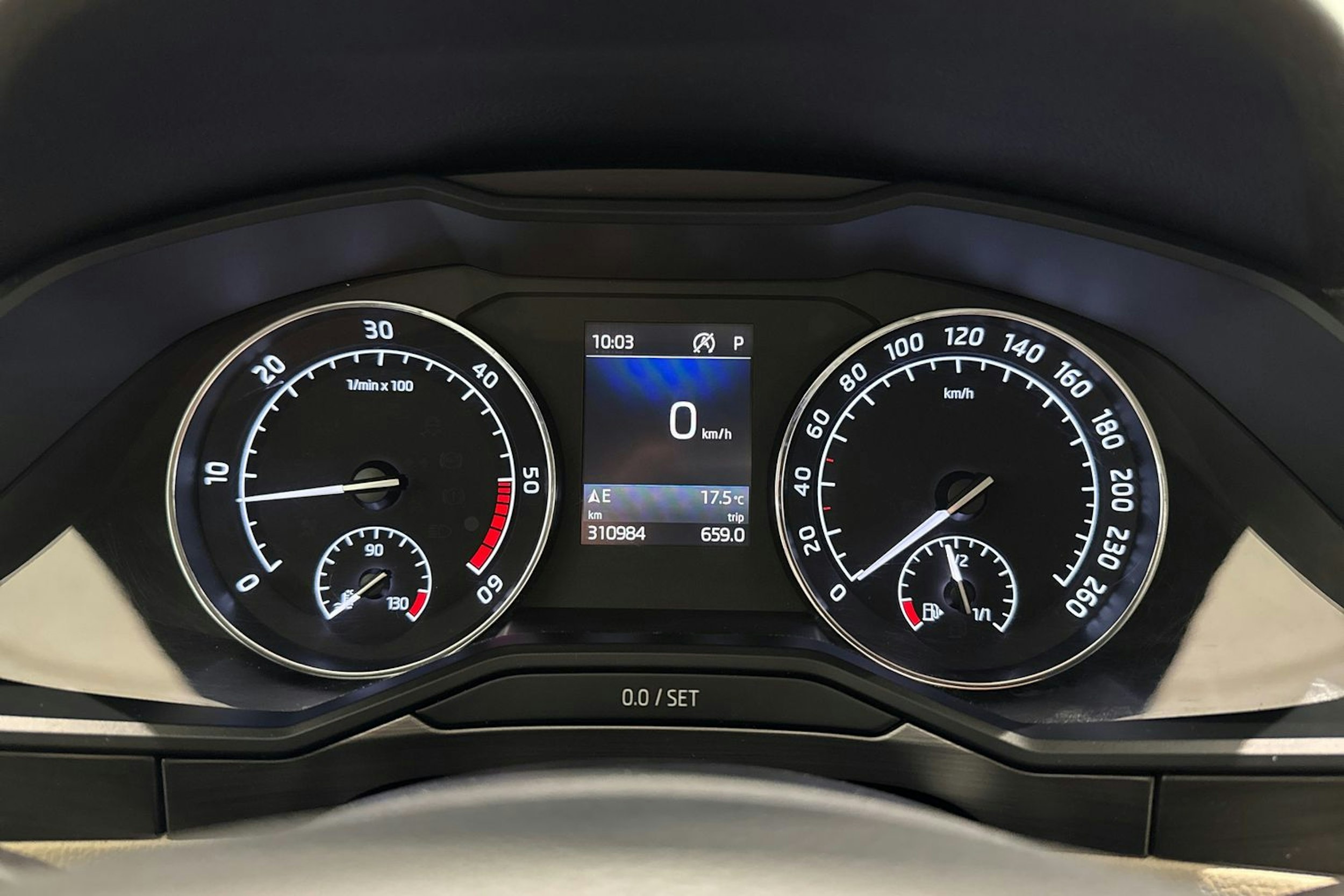 valkoinen Skoda Superb 2017 kuva 19.