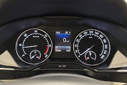 valkoinen Skoda Superb 2017 kuva 19.