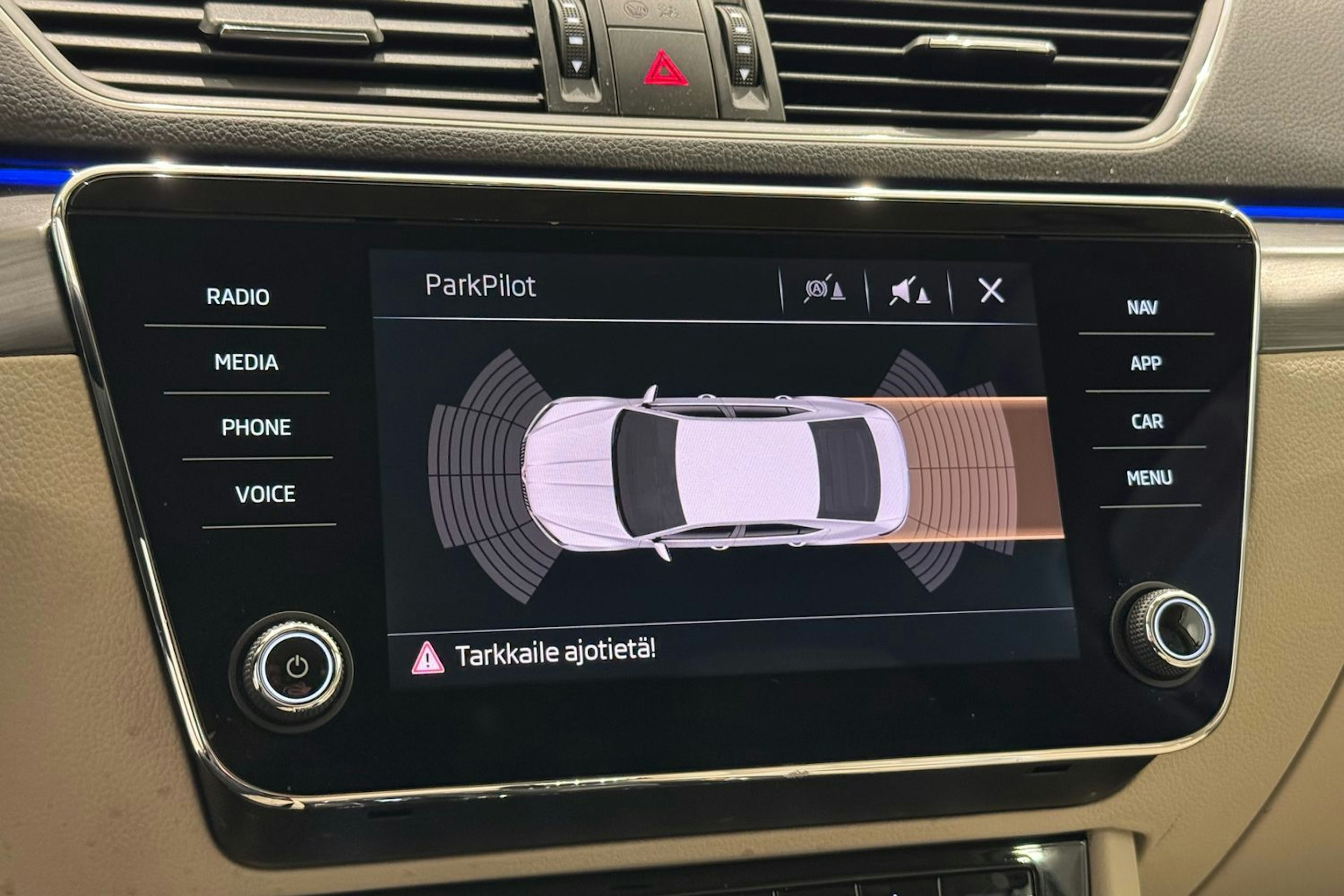 valkoinen Skoda Superb 2017 kuva 20.
