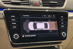 valkoinen Skoda Superb 2017 kuva 20.