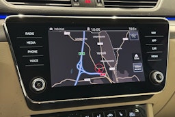 valkoinen Skoda Superb 2017 kuva 21.