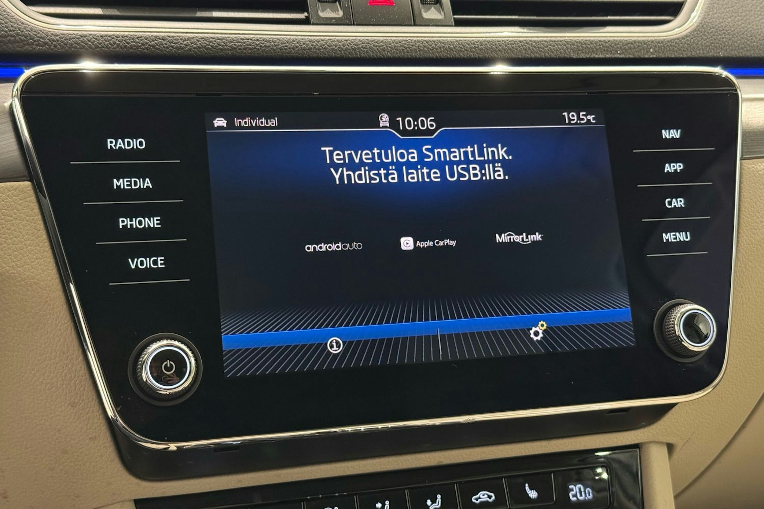 valkoinen Skoda Superb 2017 kuva 22.