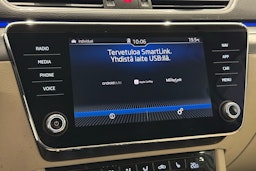 valkoinen Skoda Superb 2017 kuva 22.